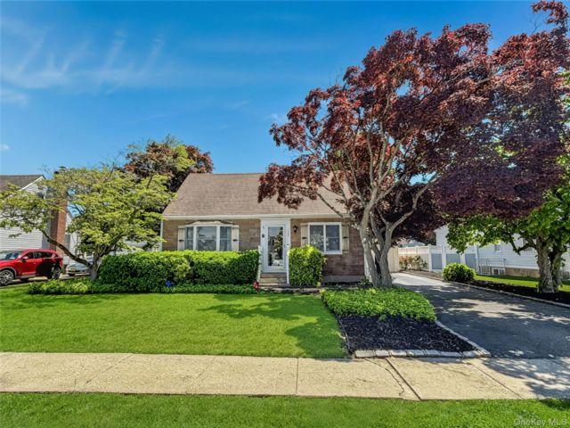  3 BR,  2.00 BTH &nbsp;A-frame style home in Levittown