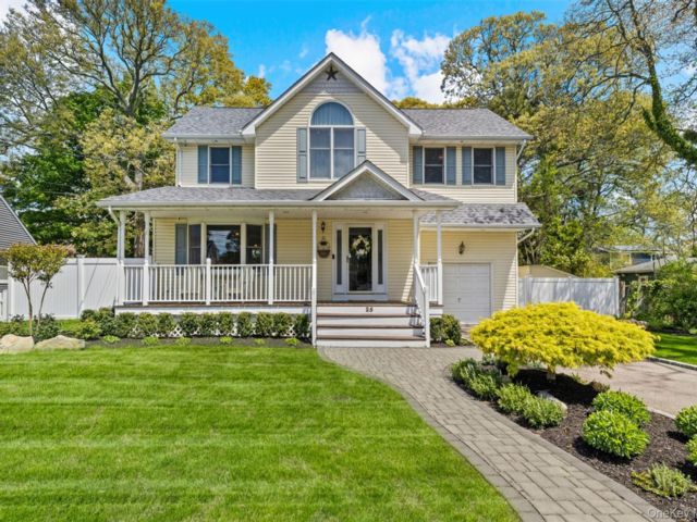  3 BR,  3.00 BTH &nbsp;Colonial style home in Islip