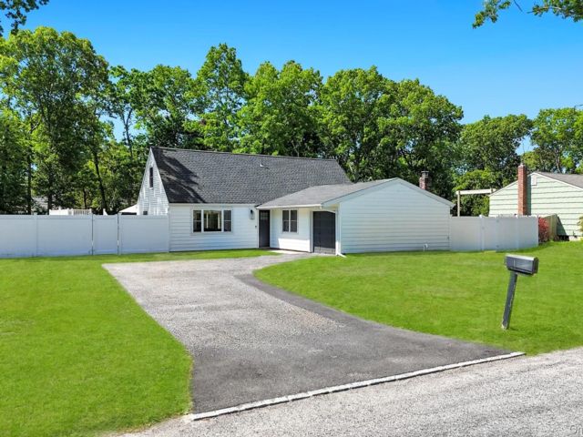  4 BR,  3.00 BTH &nbsp;Ranch style home in Ronkonkoma