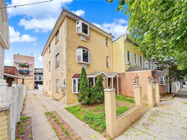  8 BR,  6.00 BTH &nbsp;House style home in Richmond Hill