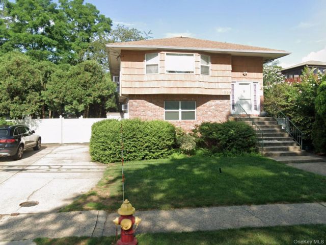  2 BR,  1.00 BTH &nbsp;Hi ranch style home in Merrick