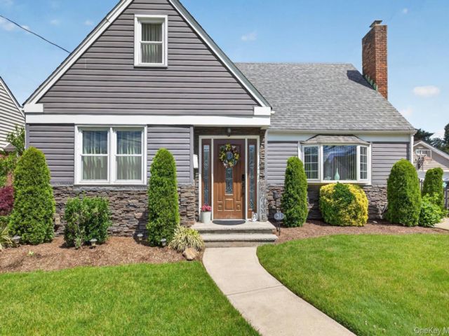  5 BR,  3.00 BTH &nbsp;Cape cod style home in Westbury