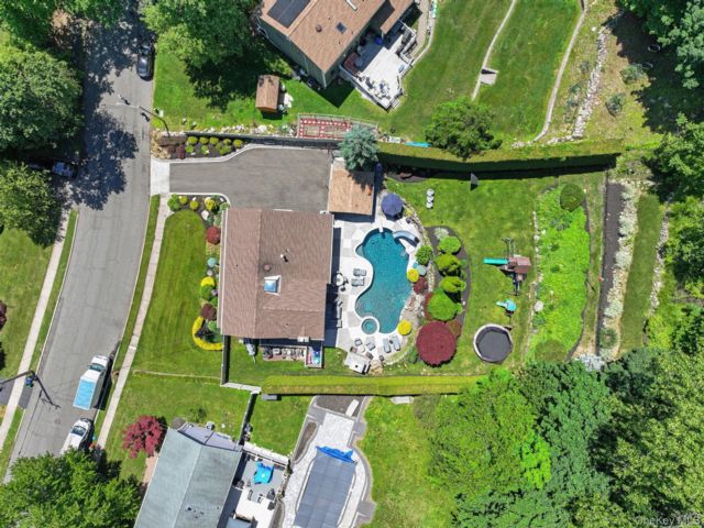  4 BR,  3.00 BTH &nbsp;Colonial style home in Nanuet