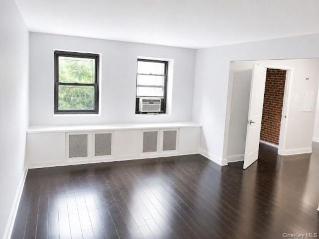  1 BR,  1.00 BTH &nbsp;Mid rise style home in Kew Gardens