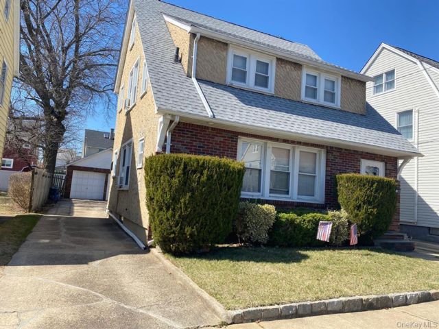  1 BR,  2.00 BTH &nbsp;Colonial style home in Williston Park