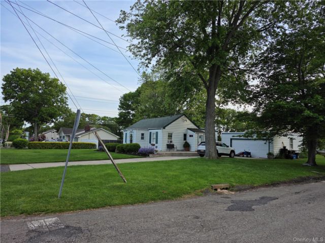  3 BR,  1.00 BTH &nbsp;Ranch style home in Farmingville
