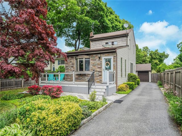  3 BR,  3.00 BTH &nbsp;Exp cape style home in Bay Shore