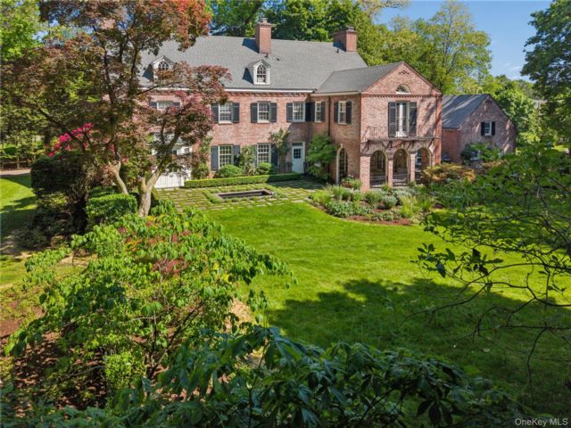  7 BR,  9.00 BTH &nbsp;Estate style home in Pelham