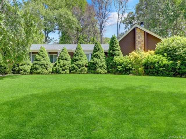  3 BR,  2.00 BTH &nbsp;Ranch style home in Huntington