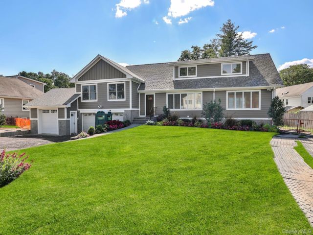 4 BR,  3.00 BTH &nbsp;Raised ranch style home in New Rochelle