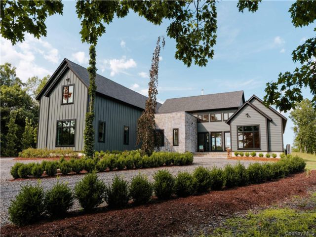  4 BR,  4.00 BTH &nbsp;Contemporary style home in Greenville