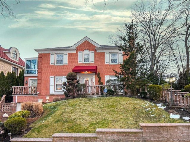  4 BR,  4.00 BTH &nbsp;Colonial style home in Jamaica Estates
