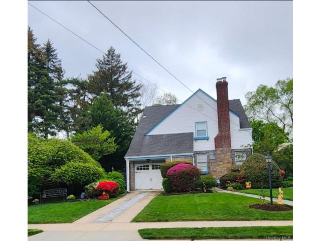 3 BR,  2.00 BTH &nbsp;Colonial style home in Malverne