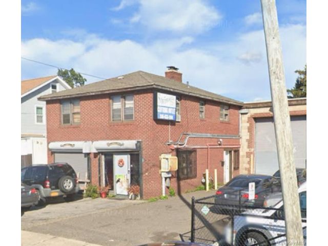 Studio,  0.00 BTH &nbsp;Commercial style home in Hicksville