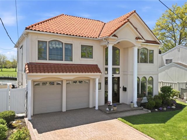  4 BR,  3.00 BTH &nbsp;Colonial style home in Merrick