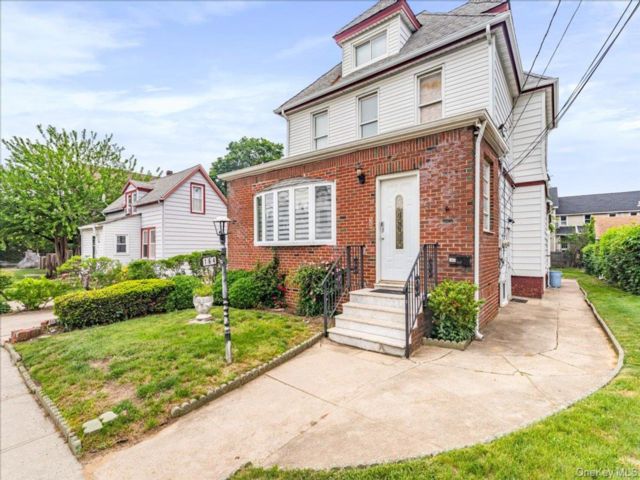  4 BR,  3.00 BTH &nbsp;Colonial style home in Inwood