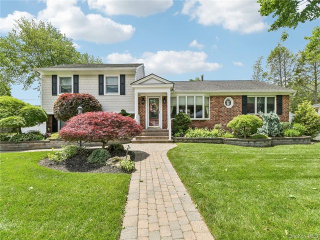  4 BR,  4.00 BTH &nbsp;Split level style home in Huntington