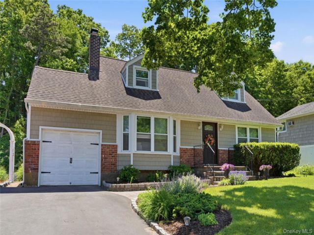  4 BR,  2.00 BTH &nbsp;Cape cod style home in Smithtown