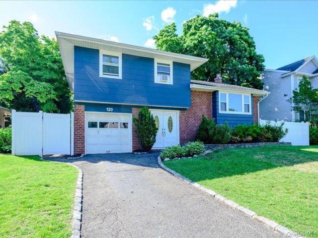  3 BR,  2.00 BTH &nbsp;Split level style home in Plainview