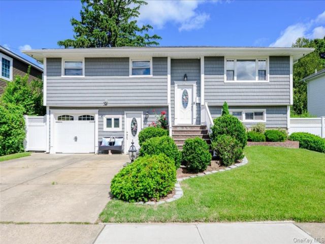  3 BR,  2.00 BTH &nbsp;Hi ranch style home in Plainview