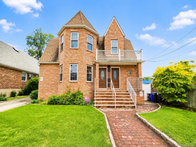  6 BR,  5.00 BTH &nbsp;House style home in Flushing