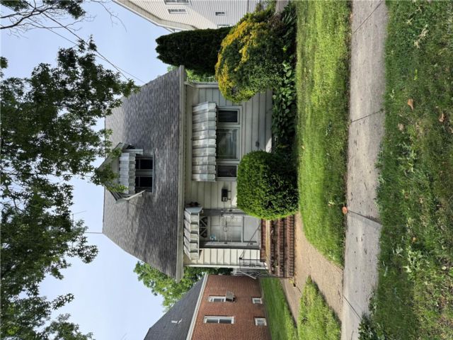  3 BR,  2.00 BTH &nbsp;Colonial style home in Floral Park