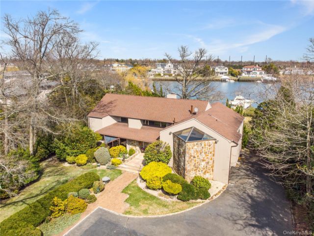  4 BR,  5.00 BTH &nbsp;Split level style home in Hewlett Bay Park