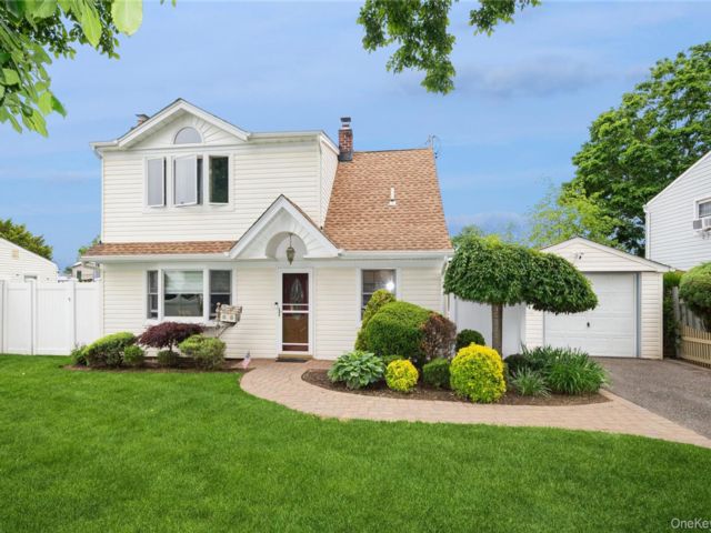  4 BR,  2.00 BTH &nbsp;Exp cape style home in Levittown