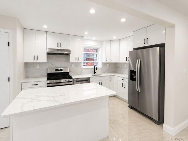  3 BR,  2.00 BTH &nbsp;Contemporary style home in Fresh Meadows