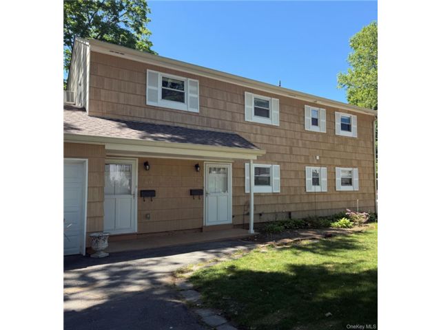  2 BR,  1.00 BTH &nbsp;Colonial style home in Oyster Bay