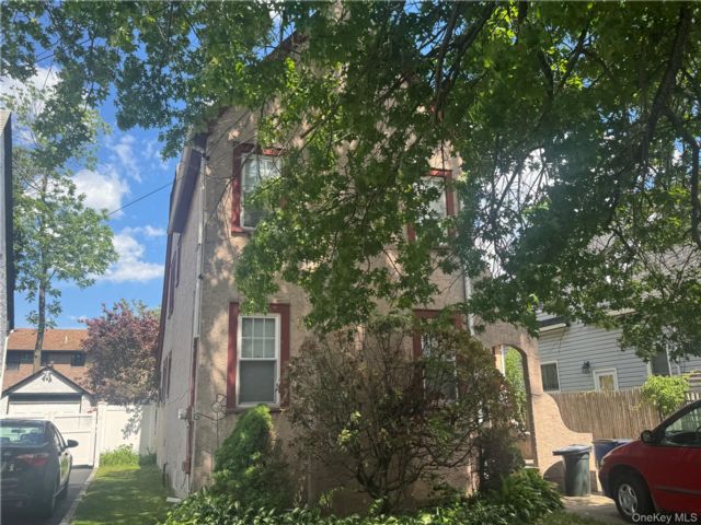  3 BR,  2.00 BTH &nbsp;Mediterranean style home in Merrick