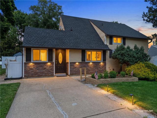  5 BR,  2.00 BTH &nbsp;Exp ranch style home in Hicksville