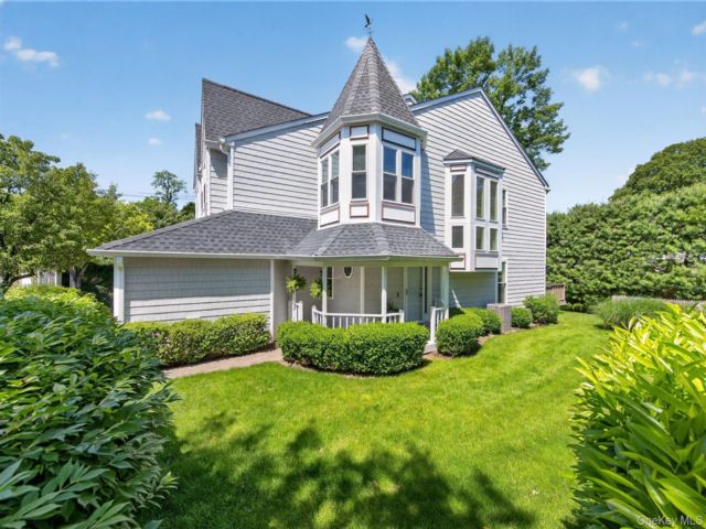  3 BR,  3.00 BTH &nbsp;Condo style home in Huntington