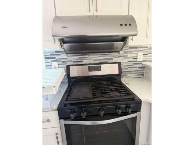  3 BR,  2.00 BTH &nbsp;Other style home in Woodside