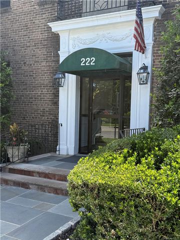  1 BR,  1.00 BTH &nbsp;Mid rise style home in Garden City
