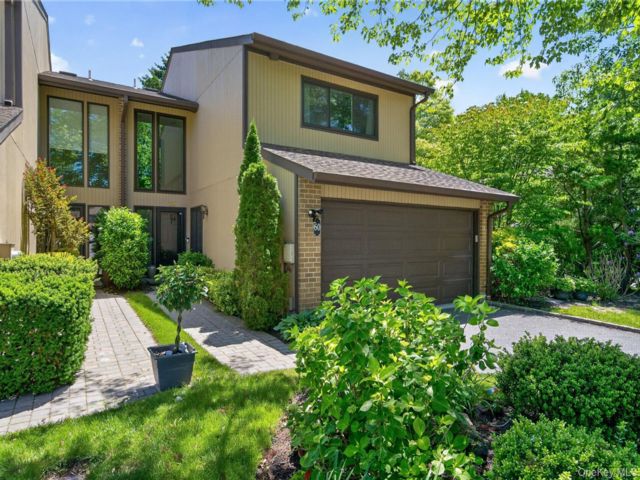  3 BR,  3.00 BTH &nbsp;Other style home in Roslyn