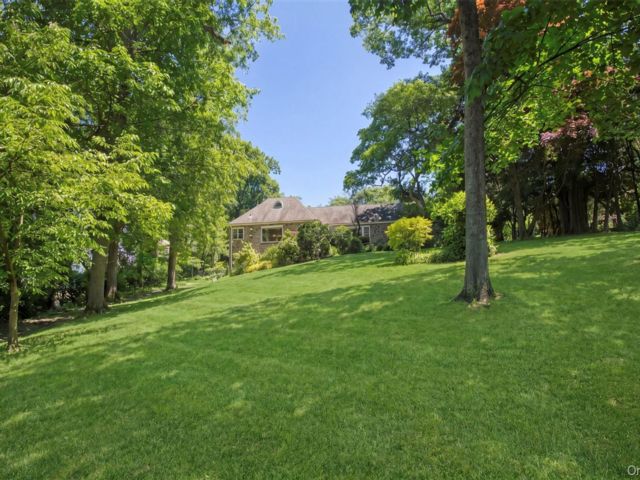  4 BR,  3.00 BTH &nbsp;Hi ranch style home in Roslyn