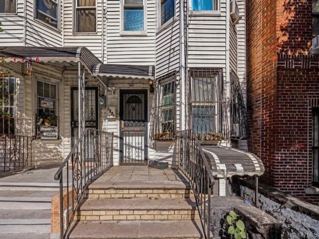  3 BR,  2.00 BTH &nbsp;House style home in Stadium