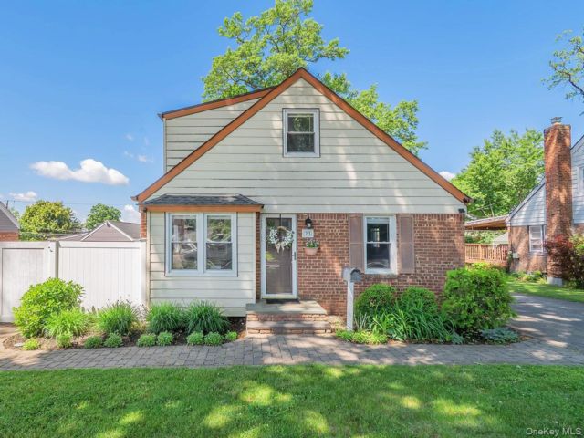  3 BR,  2.00 BTH &nbsp;Cape cod style home in Glen Cove