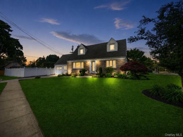  4 BR,  2.00 BTH &nbsp;Cape cod style home in Wantagh