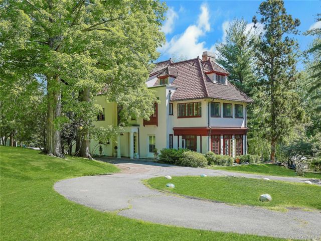  7 BR,  5.00 BTH &nbsp;Colonial style home in Nyack