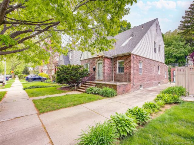  3 BR,  3.00 BTH &nbsp;Tudor style home in Bellerose Manor