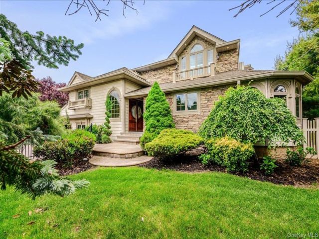  4 BR,  3.00 BTH &nbsp;Split level style home in Massapequa