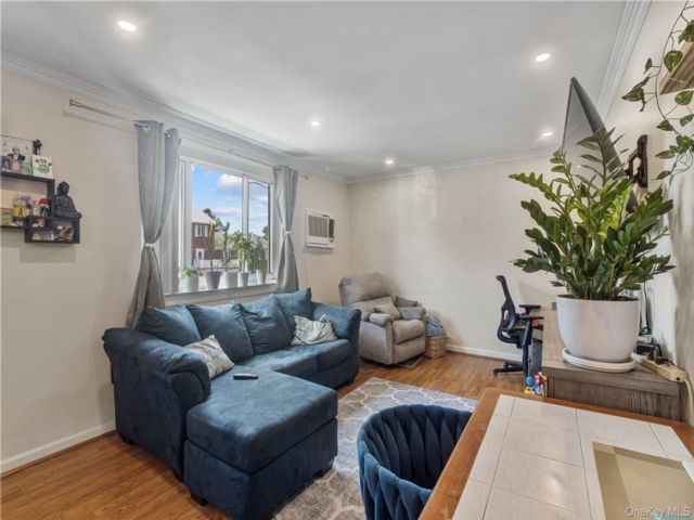  2 BR,  1.00 BTH &nbsp;Garden style home in Glen Oaks