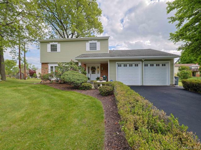  4 BR,  3.00 BTH &nbsp;Colonial style home in New Windsor