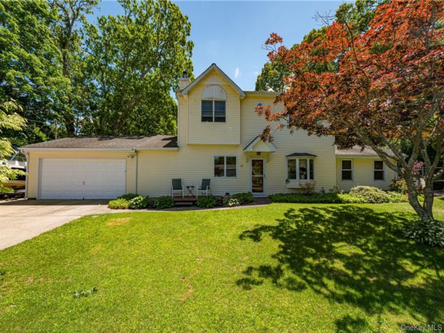  4 BR,  2.00 BTH &nbsp;Colonial style home in Centereach