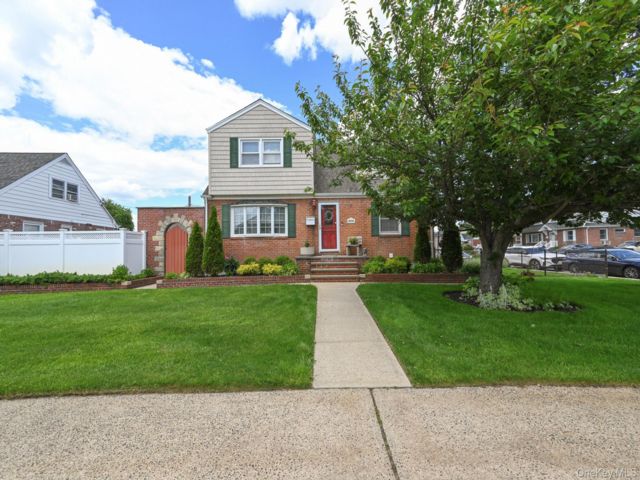  4 BR,  3.00 BTH &nbsp;Colonial style home in Franklin Square