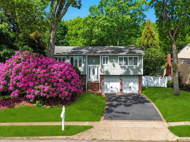  4 BR,  3.00 BTH &nbsp;Hi ranch style home in Smithtown