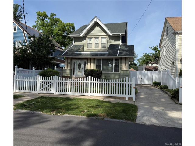  4 BR,  3.00 BTH &nbsp;Colonial style home in Saint Albans