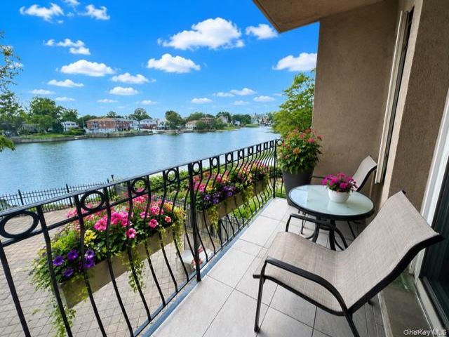  3 BR,  2.00 BTH &nbsp;Garden style home in Throggs Neck
